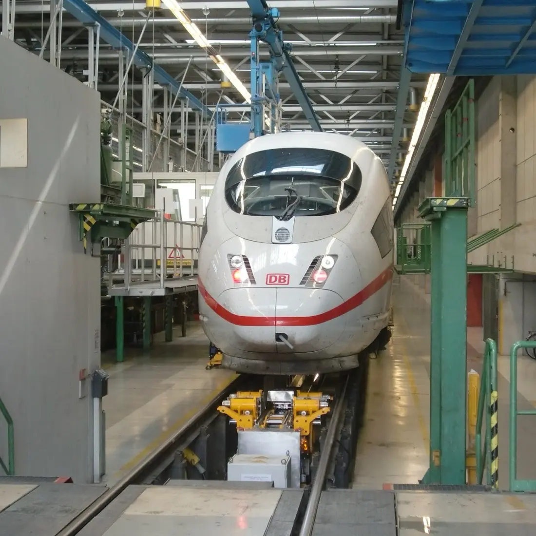 Schienenfahrzeug über der Untersuchungsgrube einer Instandhaltungshalle